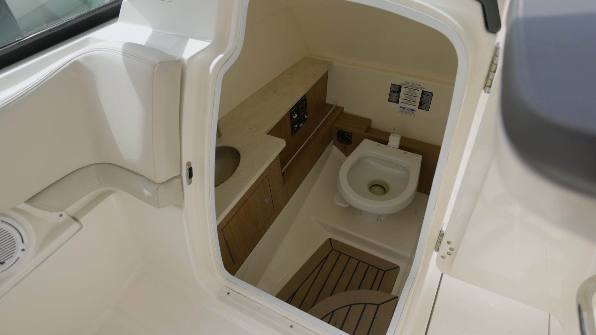 2014 Boston Whaler Vantage - Image 6