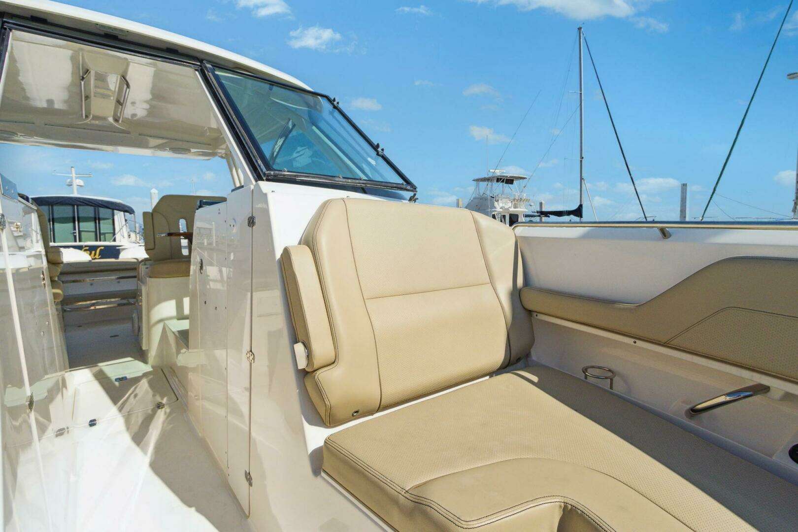 2018 Pursuit 325 DC - Image 22