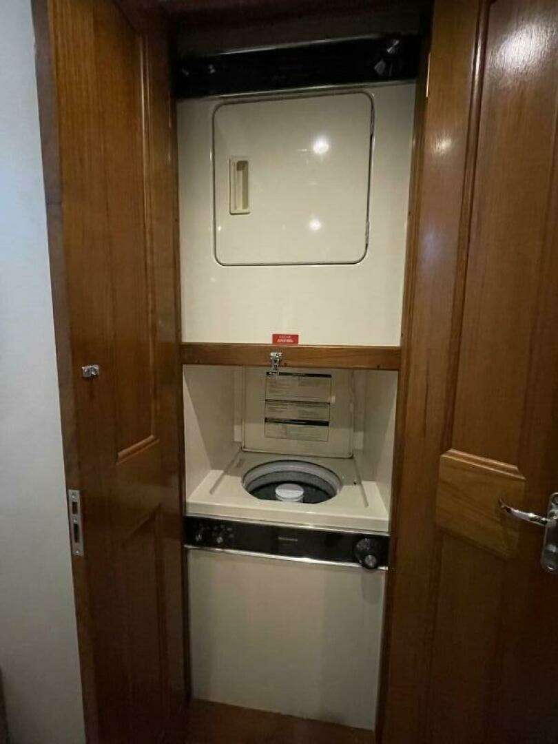 1995 Viking 54 Sports Yacht - Image 23