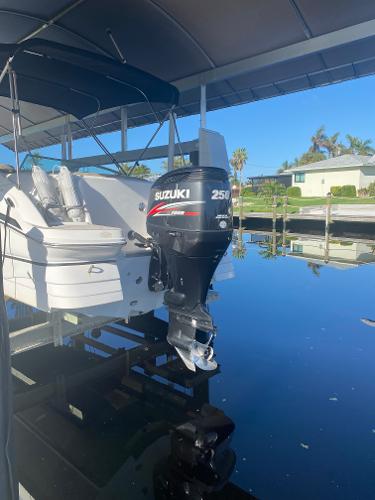 2015 Hurricane SunDeck 2400 OB