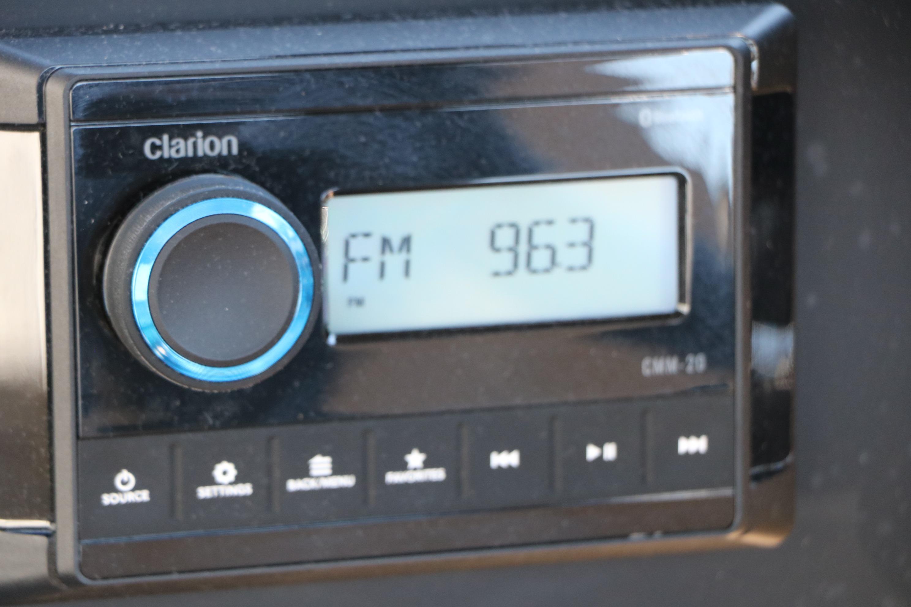 Car stereo displaying FM 96.3, Evotti 521CS, 2026 model.