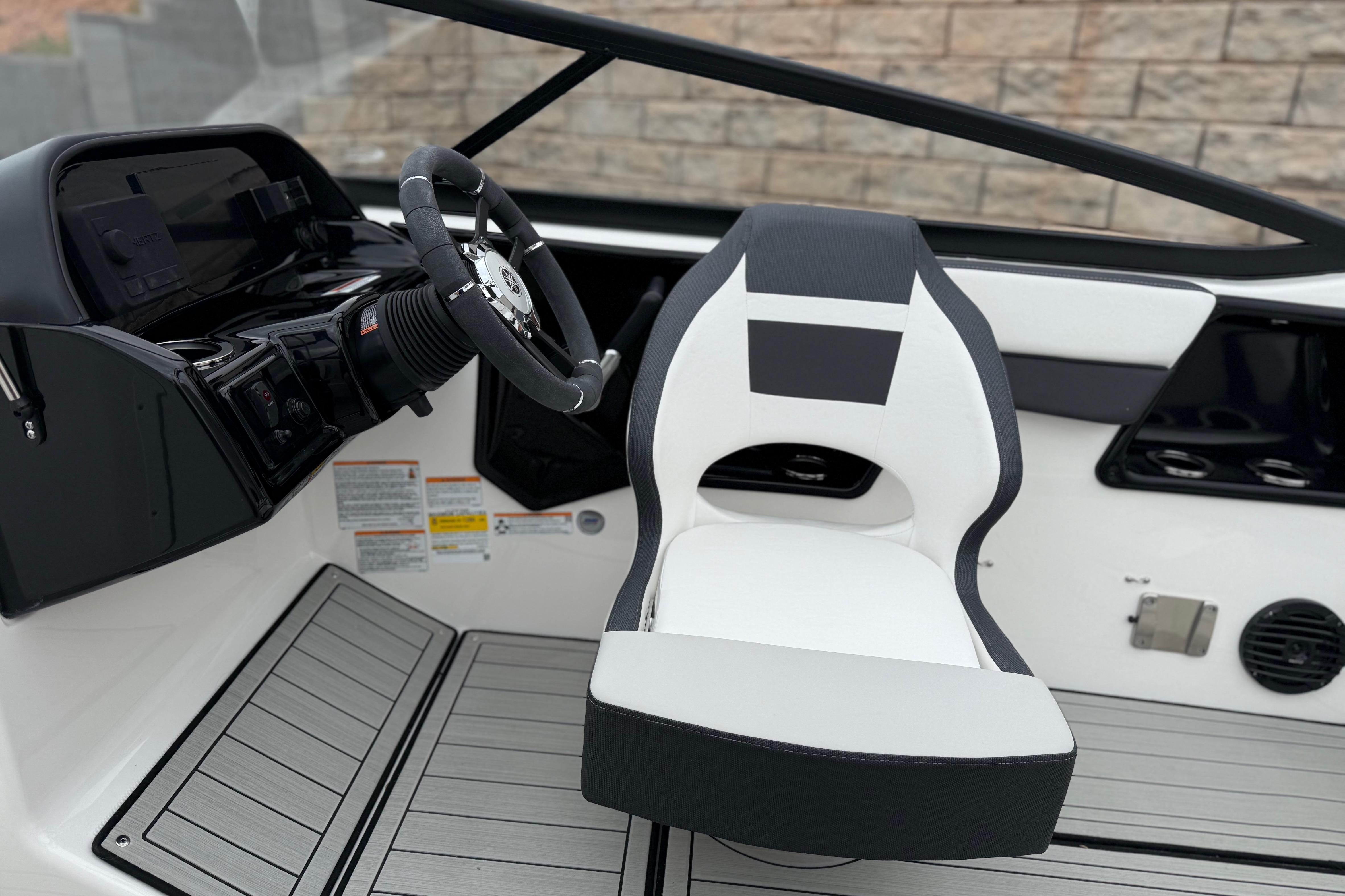 2025 Yamaha Boats 195S cockpit with sleek steering wheel and modern seating design.