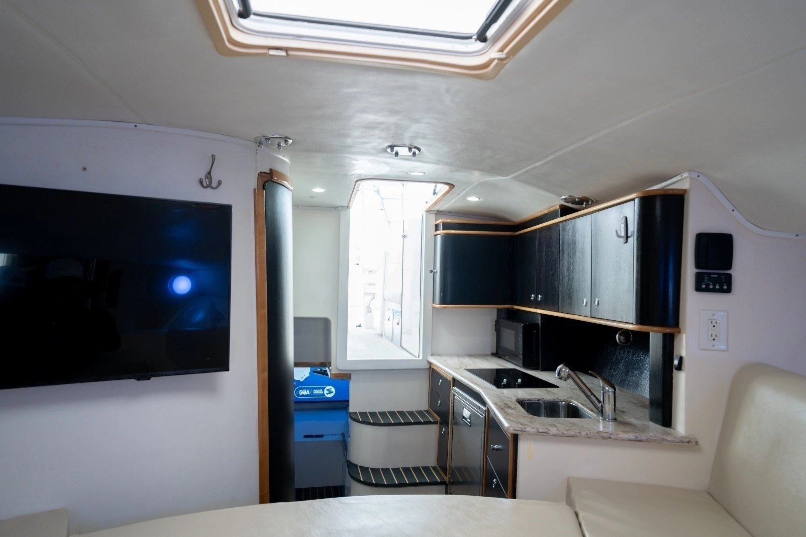 2011 Contender 40 Express - Image 11
