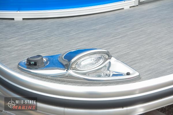 2024 Lowe Ultra 200 Cruise boat deck with navigation light.