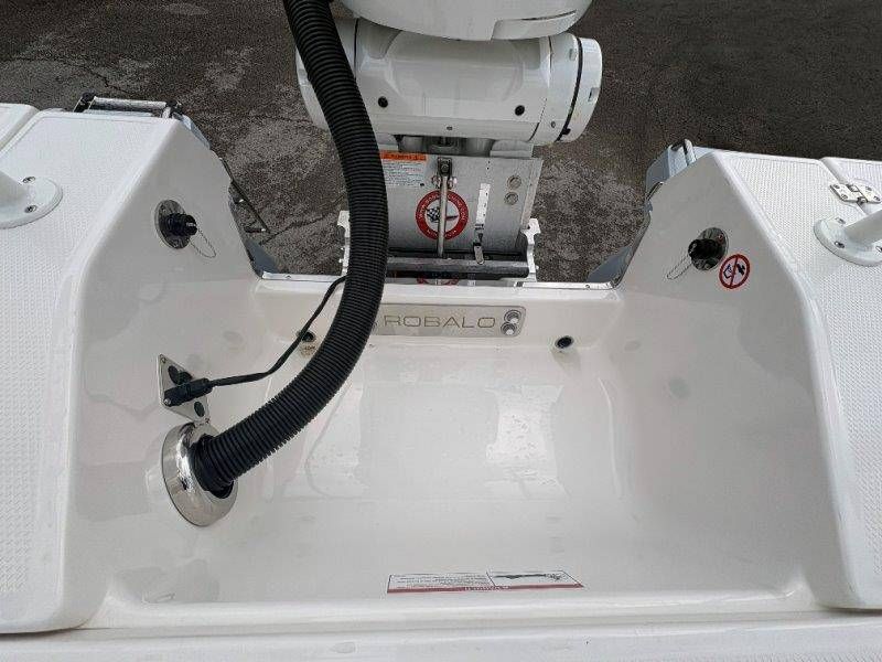 2026 Robalo 246 Cayman - 138