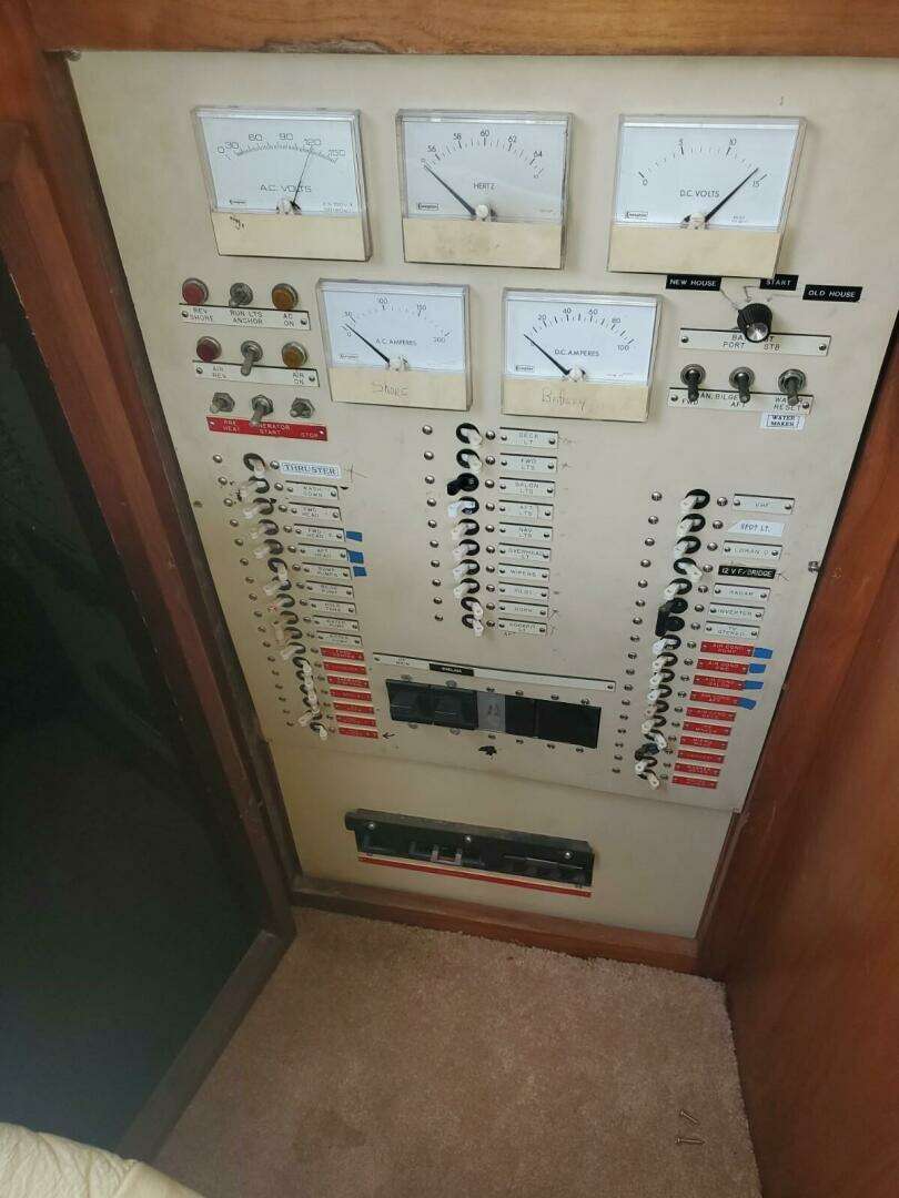 1985 Californian 5239 Cockpit Motor Yacht - Image 21