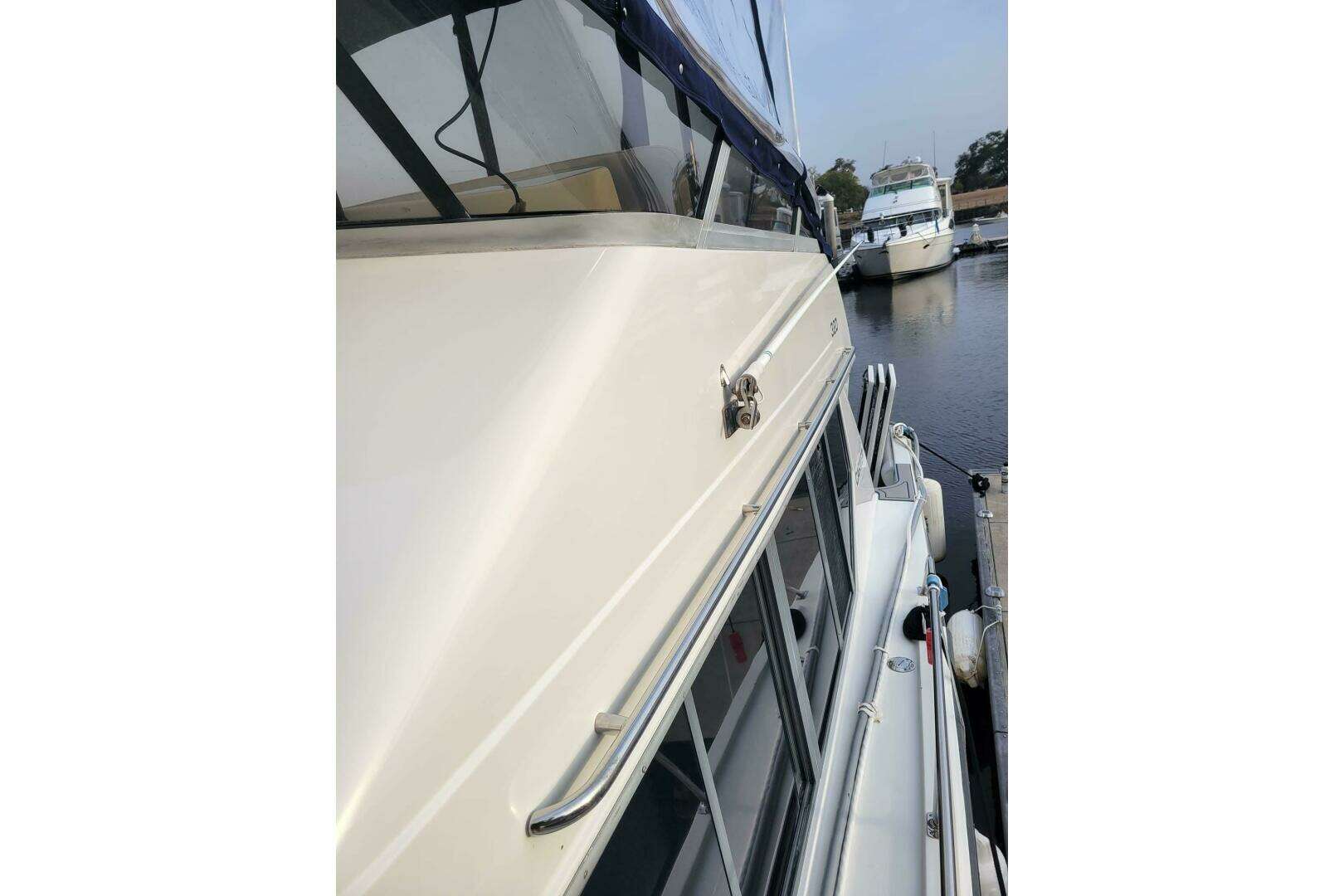 1996 Carver 320 Voyager - Image 9