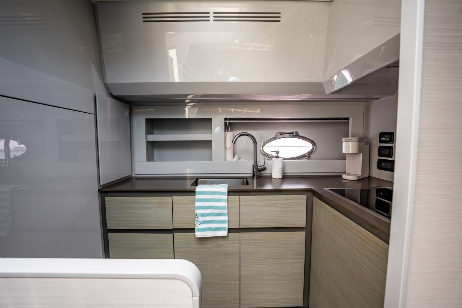 2020 Pershing 62 - Image 18