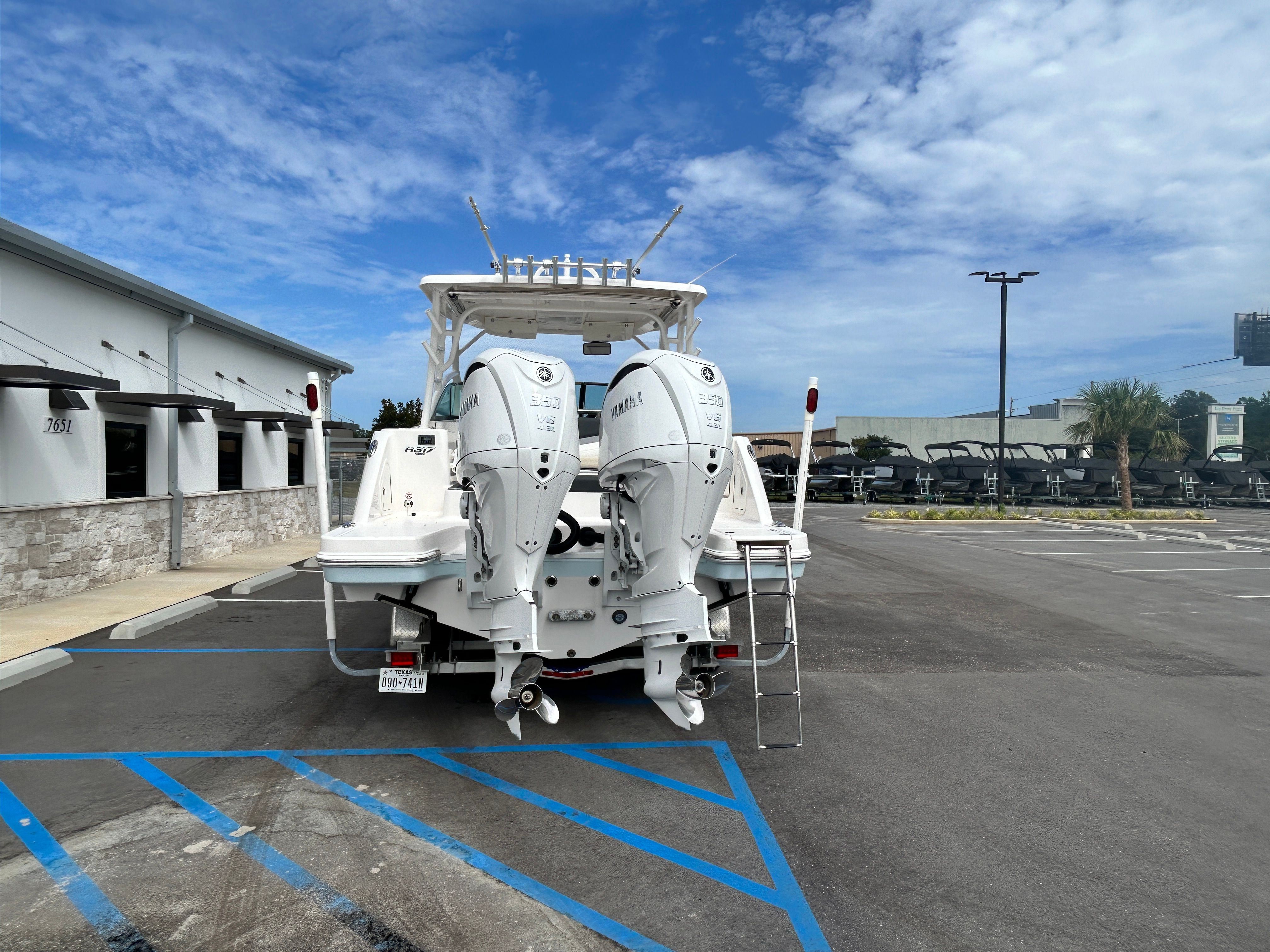 2025 Robalo R317 Dual Console - 8