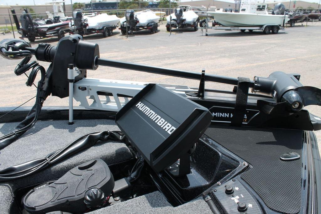 2025 Phoenix 920 Elite boat with Humminbird electronics and Minn Kota trolling motor.