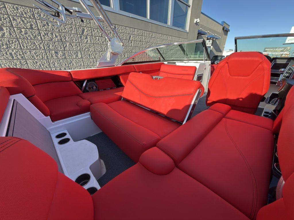 2019 MasterCraft XT22 - 50