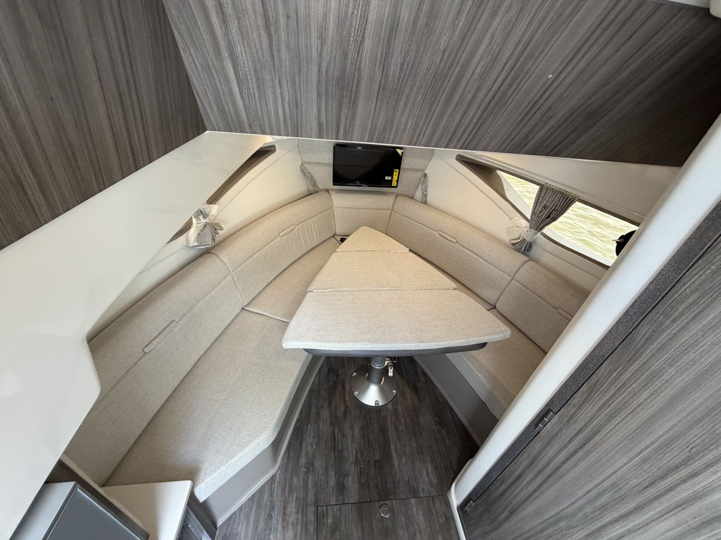 2026 Sea Ray Sundancer 320 Outboard - 61