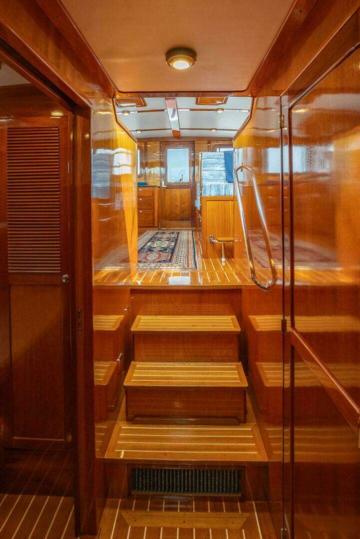2019 Lowell Flybridge - Image 9