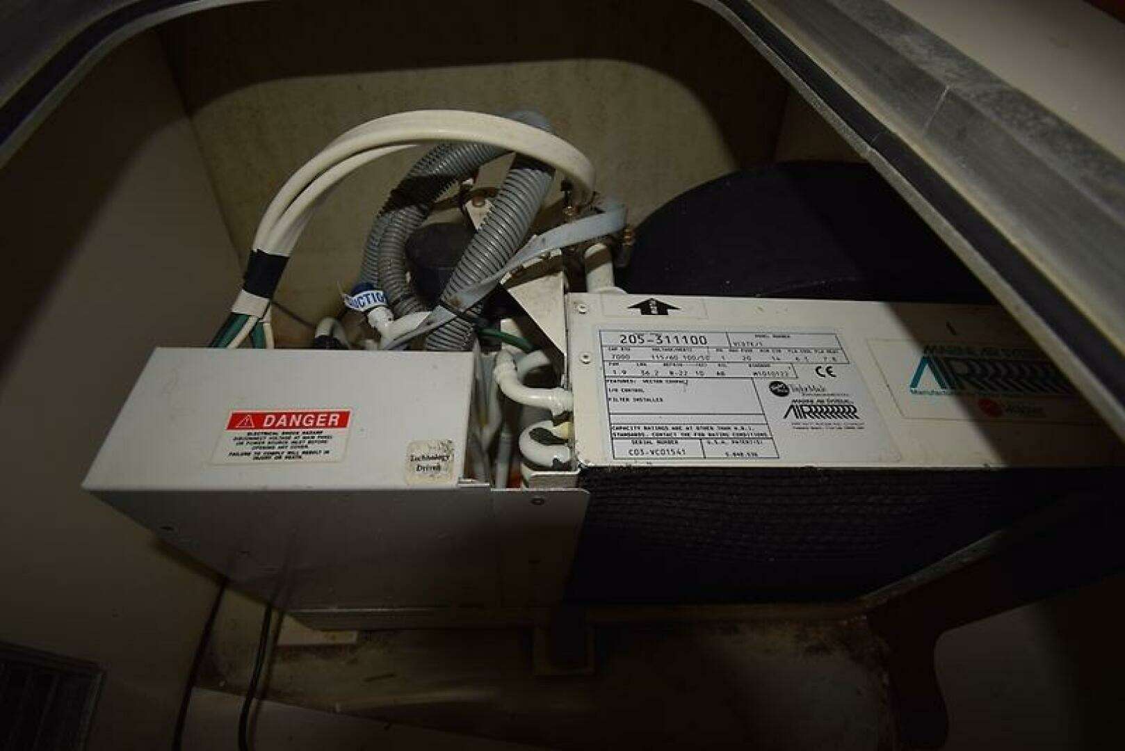 2003 Pursuit 3000 Express - Image 23