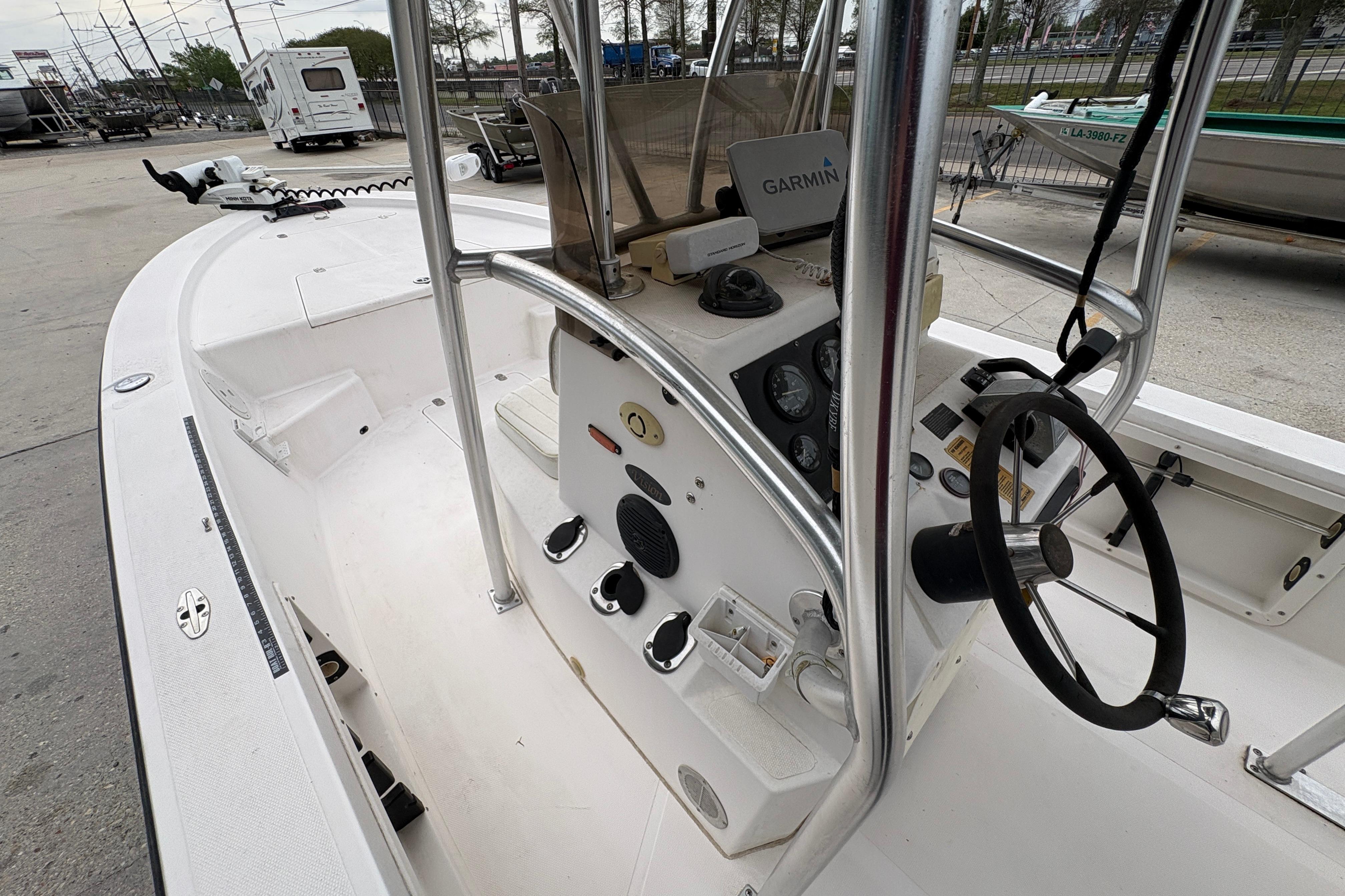 Kenner 21 VISION 2000 boat interior with steering wheel and Garmin navigation system.