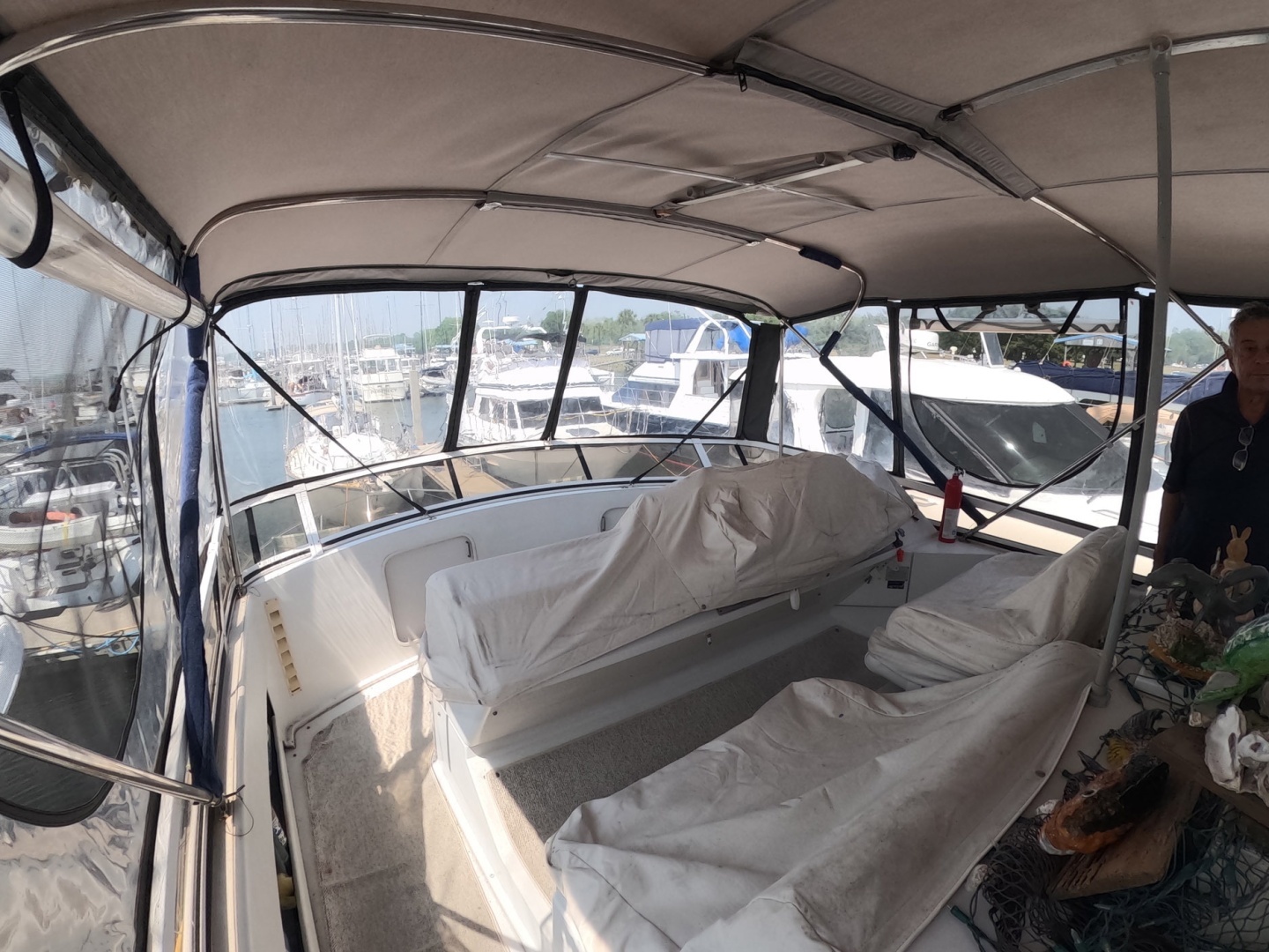 2000 Carver 406 Motor Yacht - Image 30
