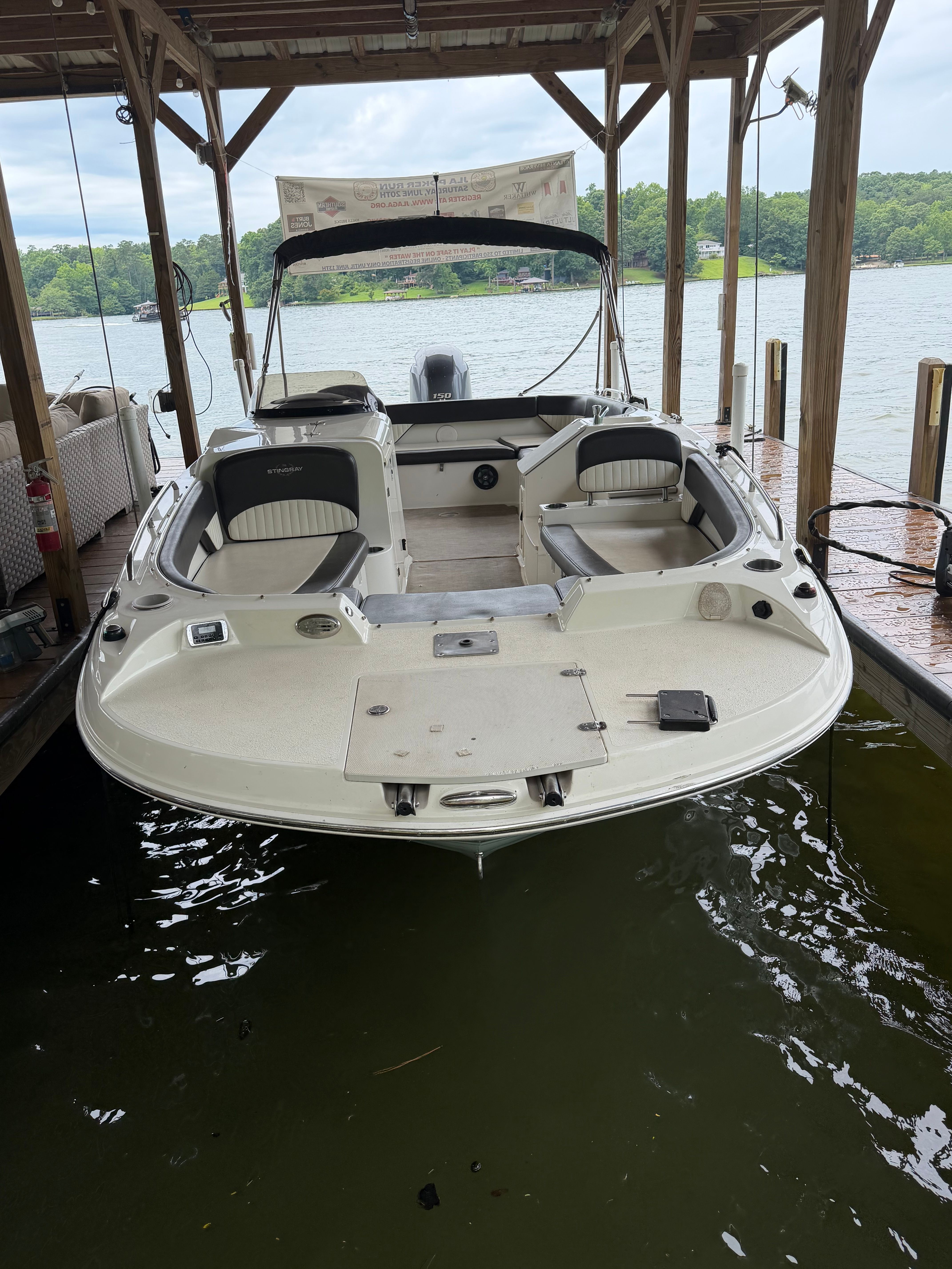 2018 Stingray 212 SC - 2