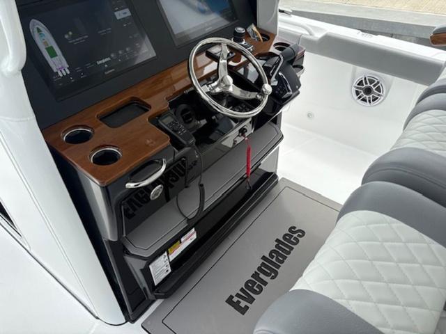 2025 Everglades 375 Center Console - 9