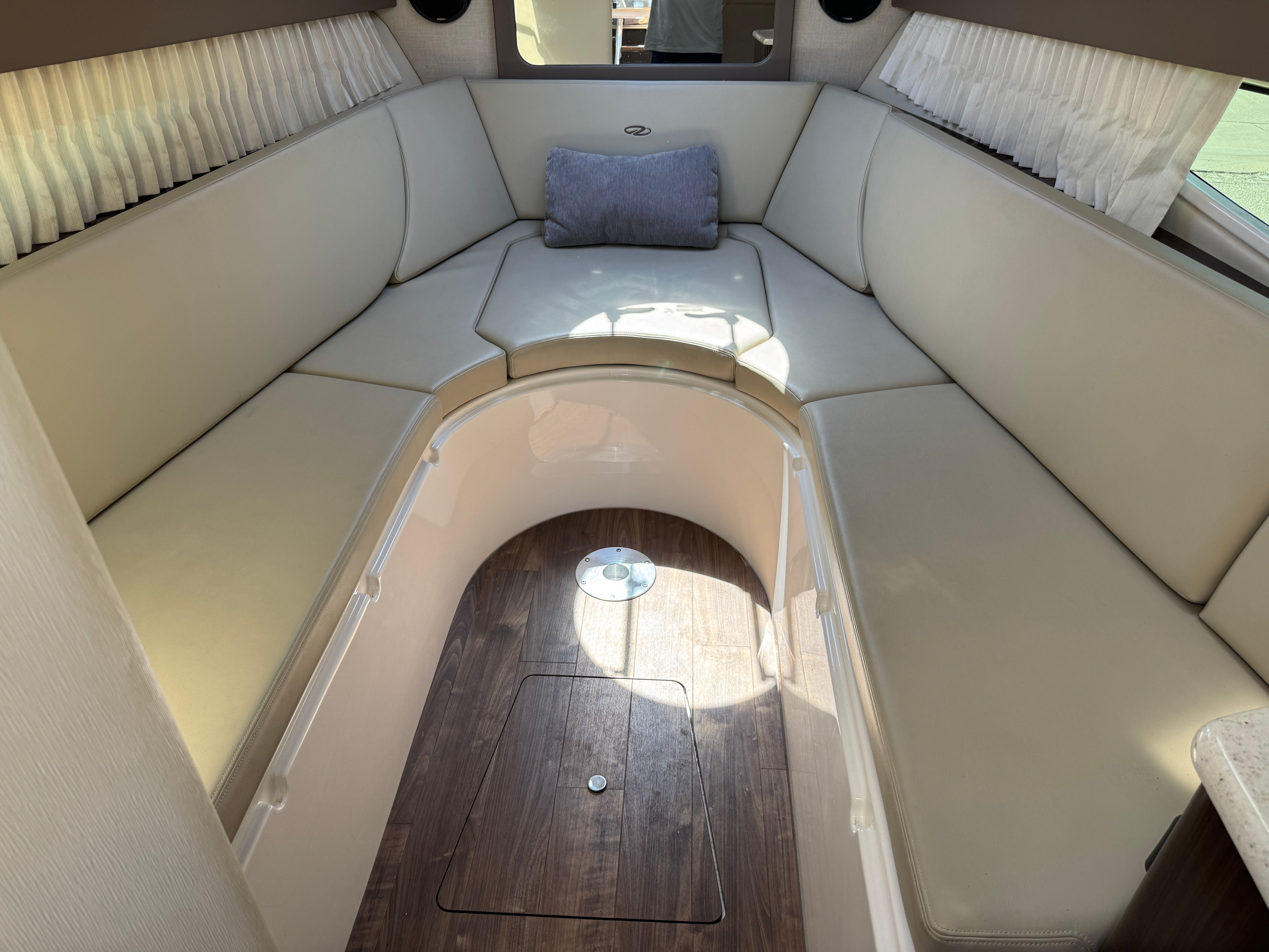 2016 REGAL 28 EXPRESS - Image 22