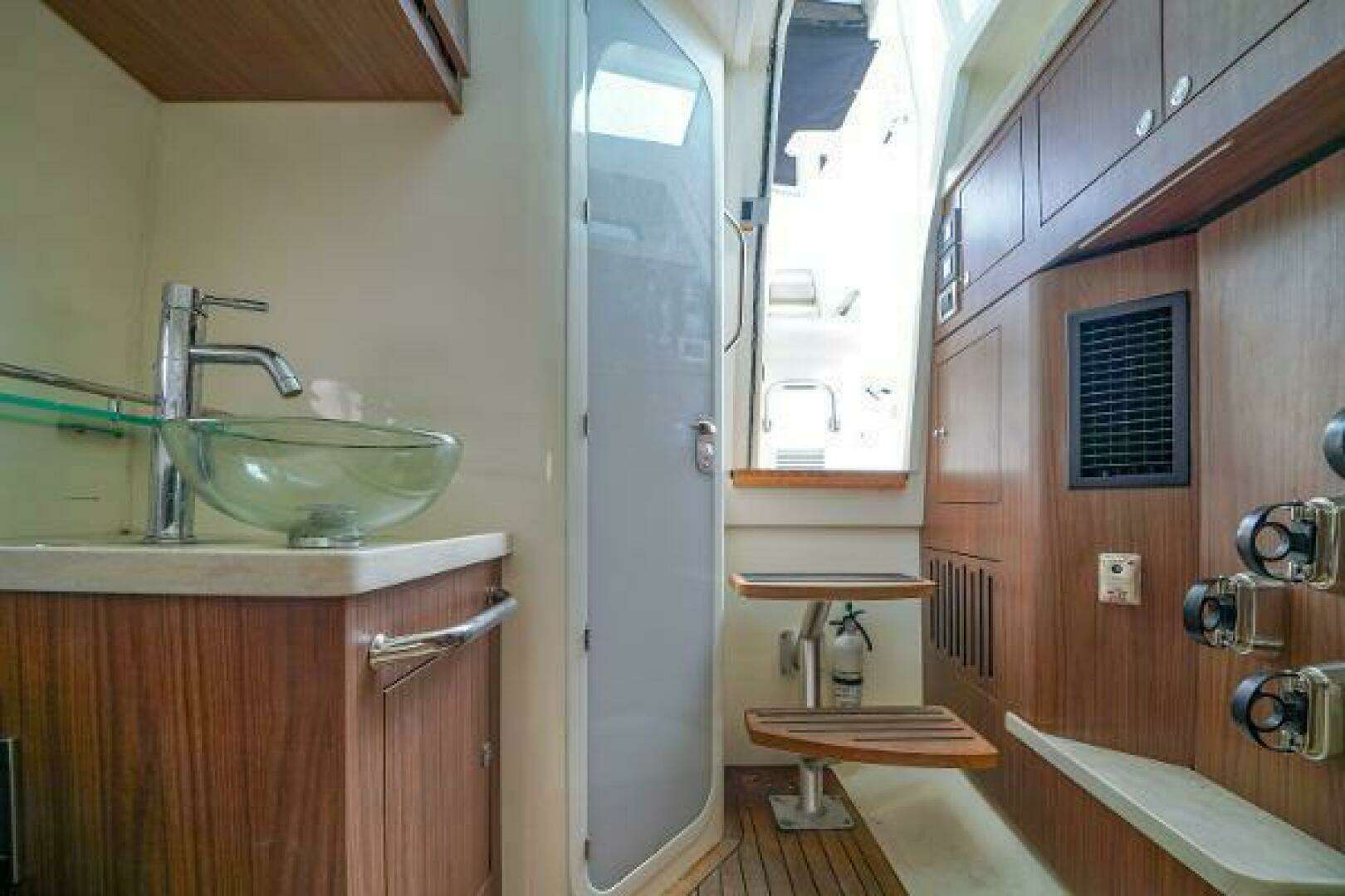 2018 Boston Whaler 380 Outrage - Image 37