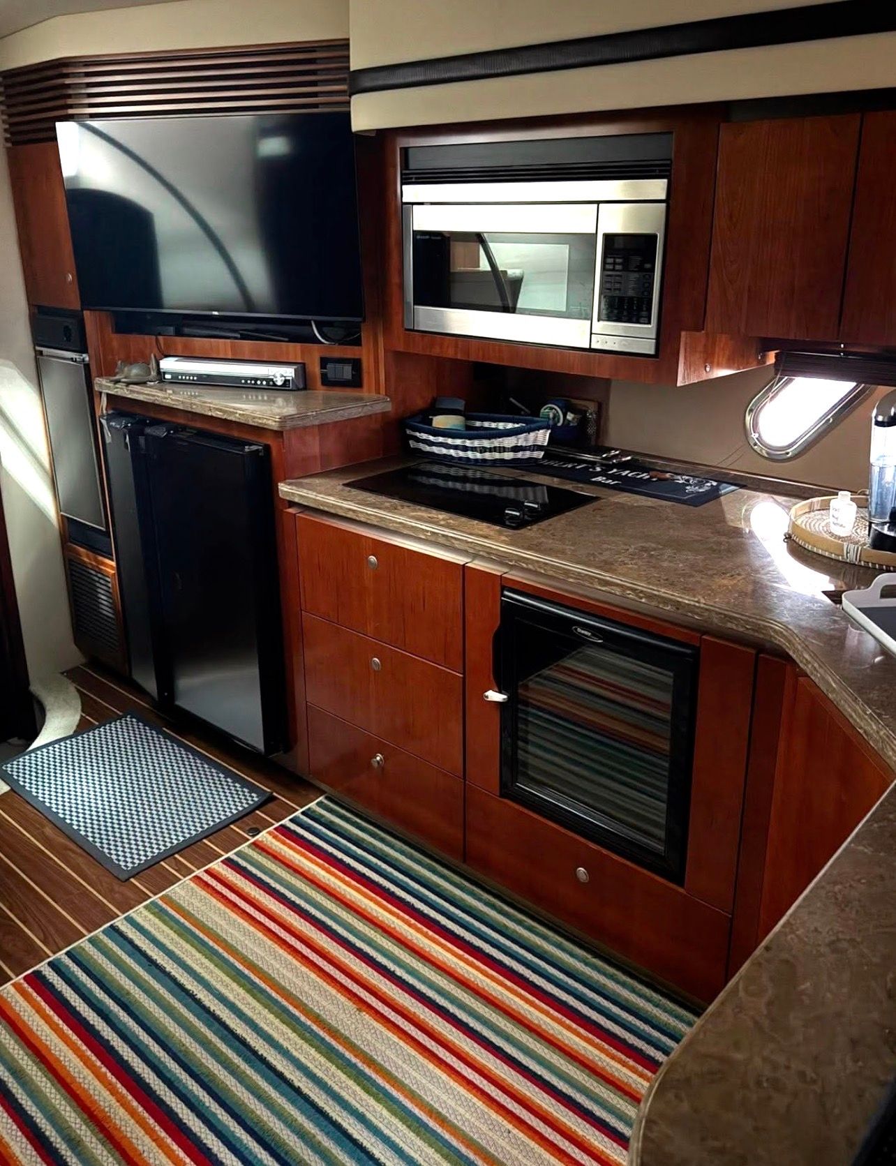 Interior of the 2009 Cruisers Yachts 520 Sports Coupe featuring a kitchen and entertainment system.
