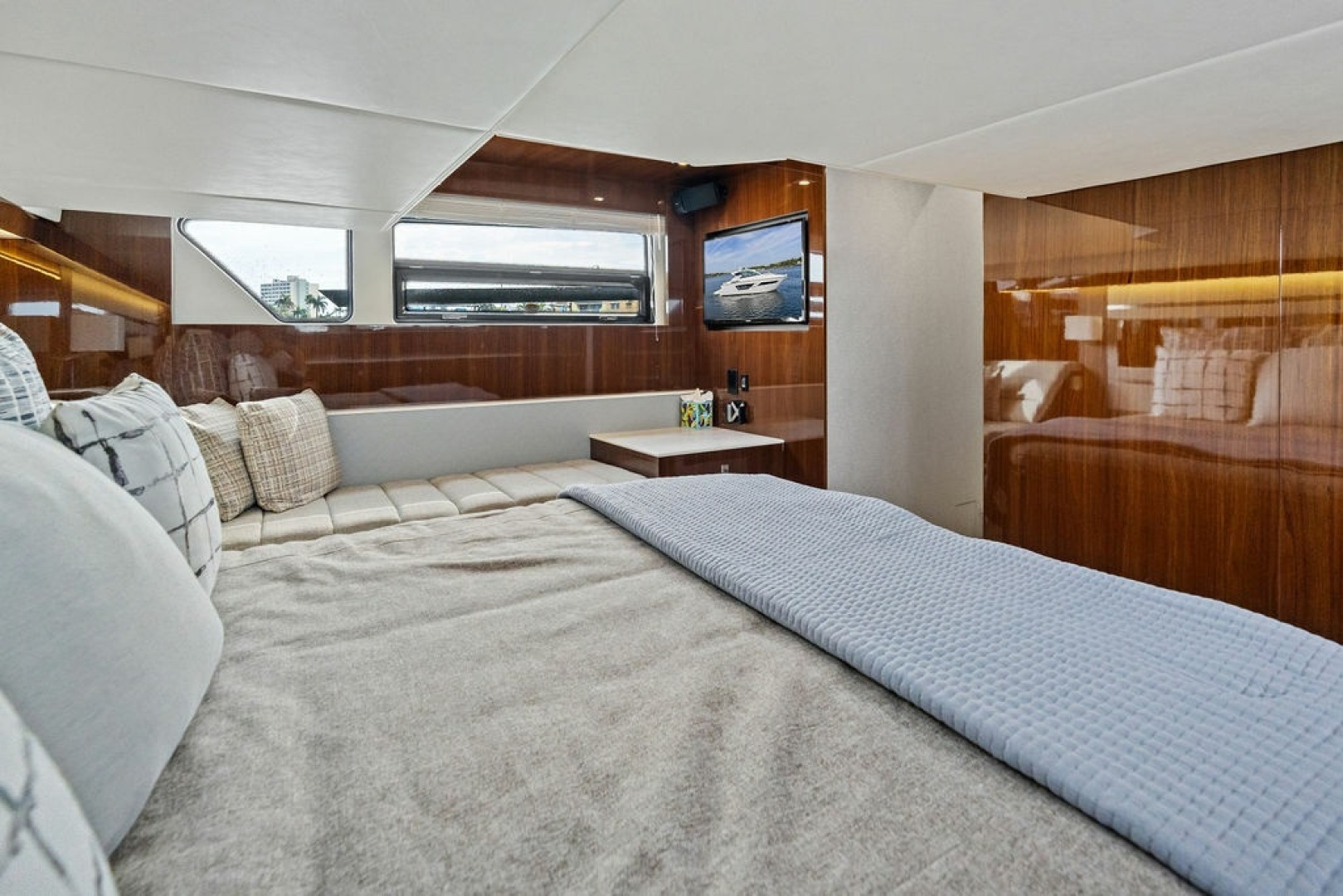 2022 Cruisers Yachts 46 CANTIUS - Image 45