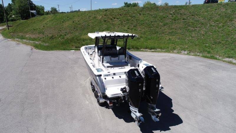 2026 Robalo R300 Center Console - 6