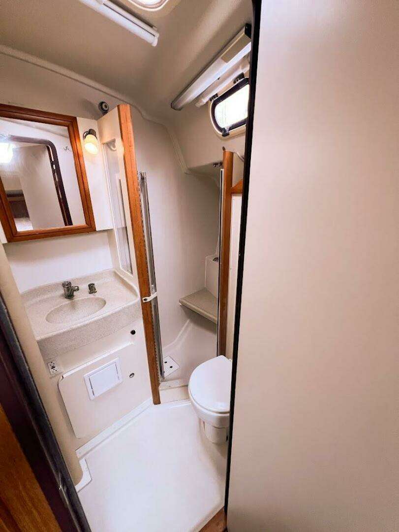 2007 Catalina 350 MK II - Image 27
