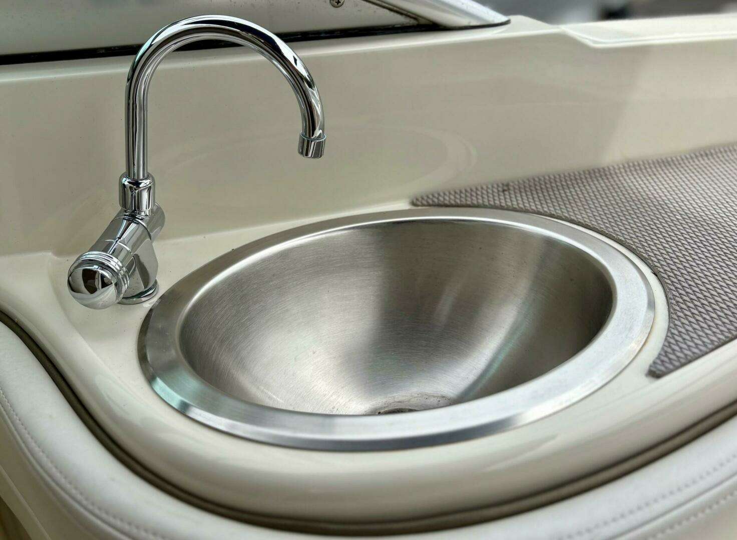 2010 Sea Ray 260 Sundeck - Image 10