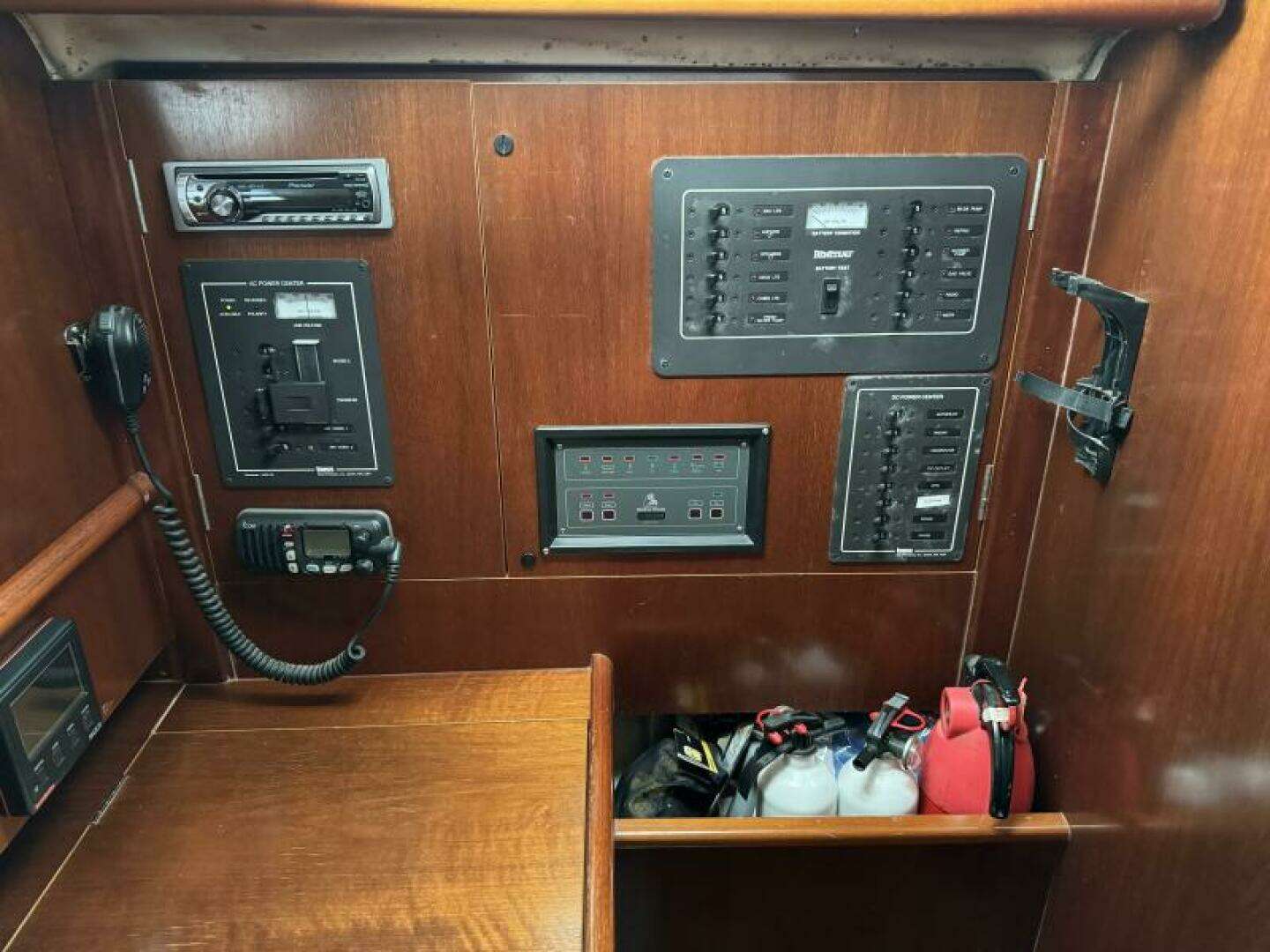 1999 Beneteau 381 - Image 28