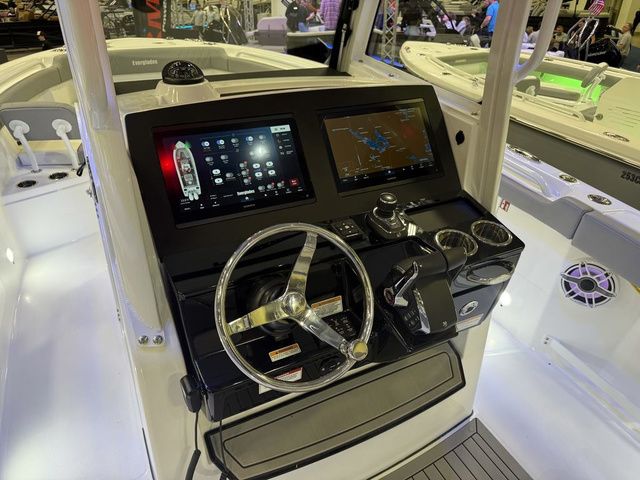 2026 Everglades 285 Center Console - 22