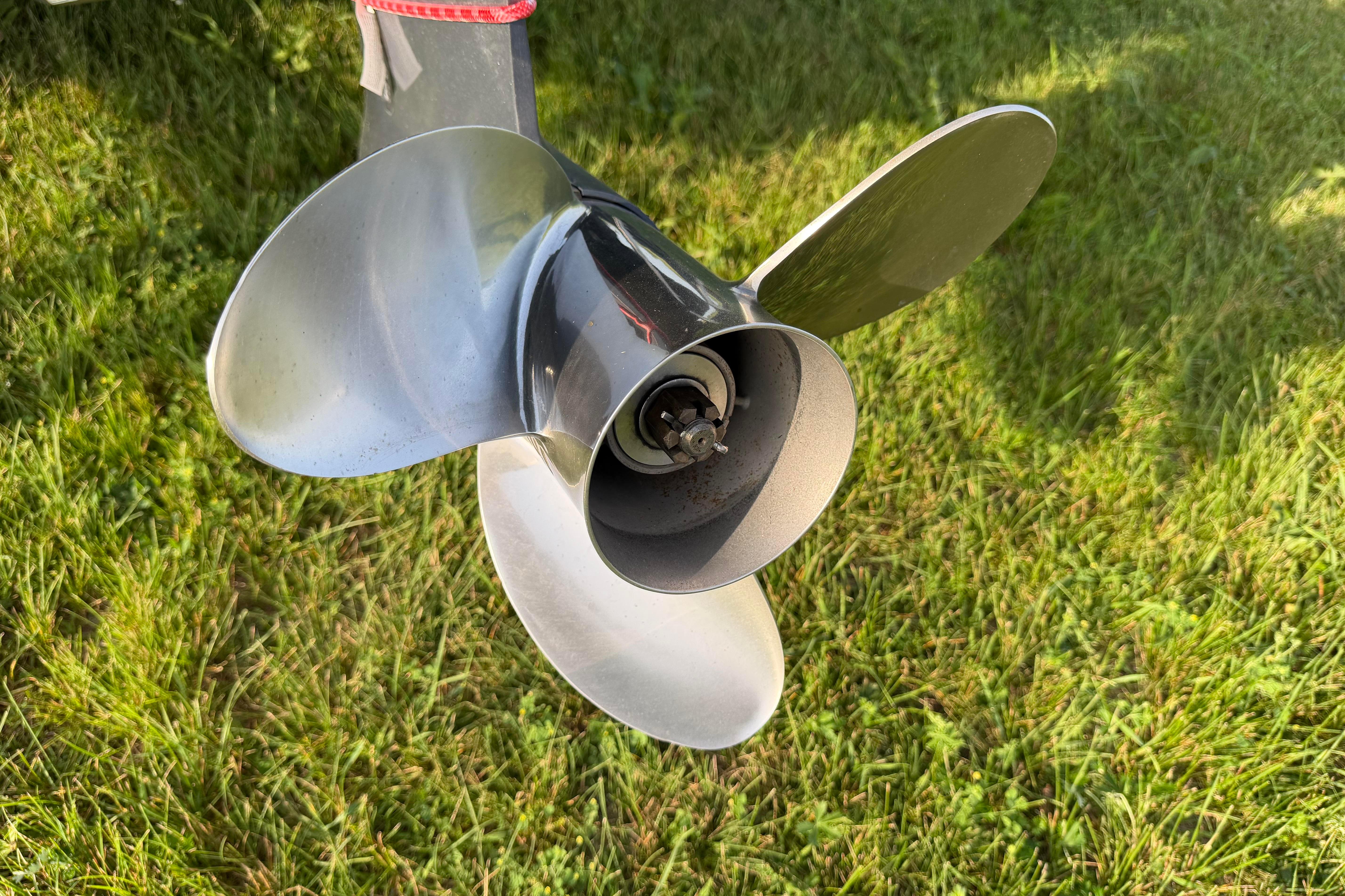 Propeller of 2019 Alumacraft Trophy 205 boat on grassy background.