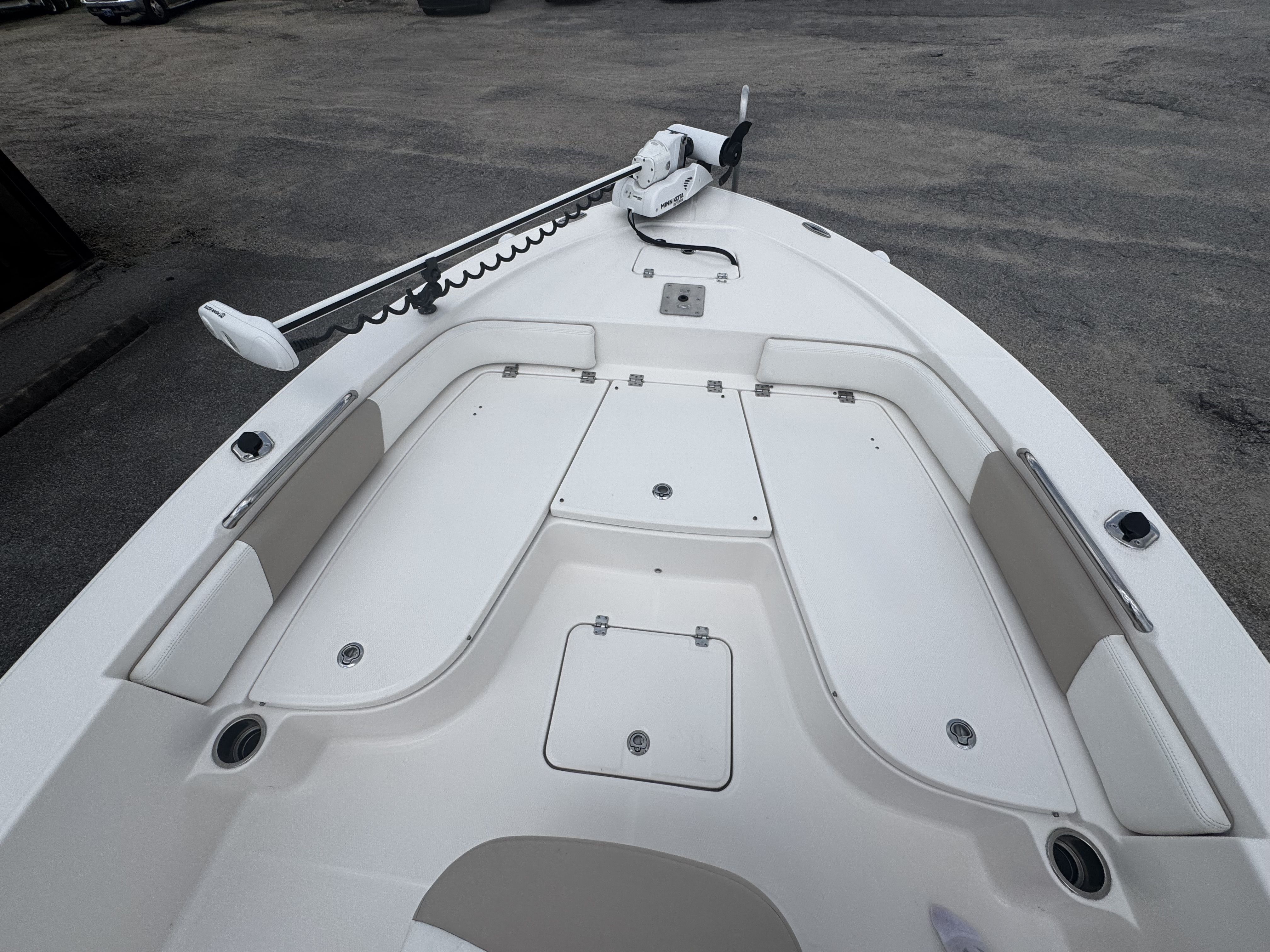 2022 Robalo Cayman 226 - 6