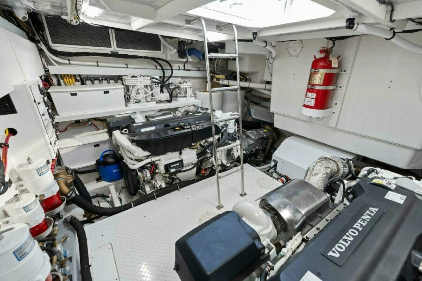 2023 Cruisers Yachts 60 Cantius Fly - Image 48