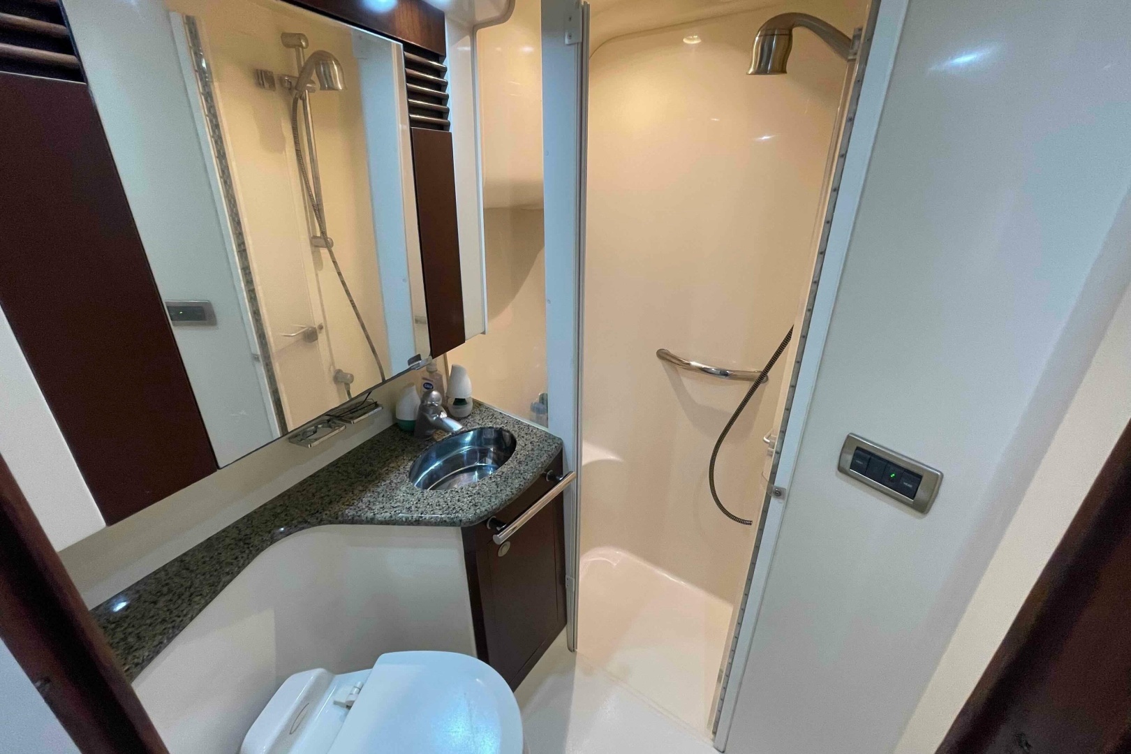 2005 Sea Ray 420 Sedan Bridge - Image 32