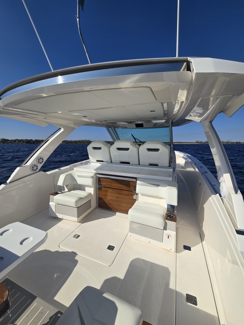 2024 Tiara Yachts 38 LS - Image 14