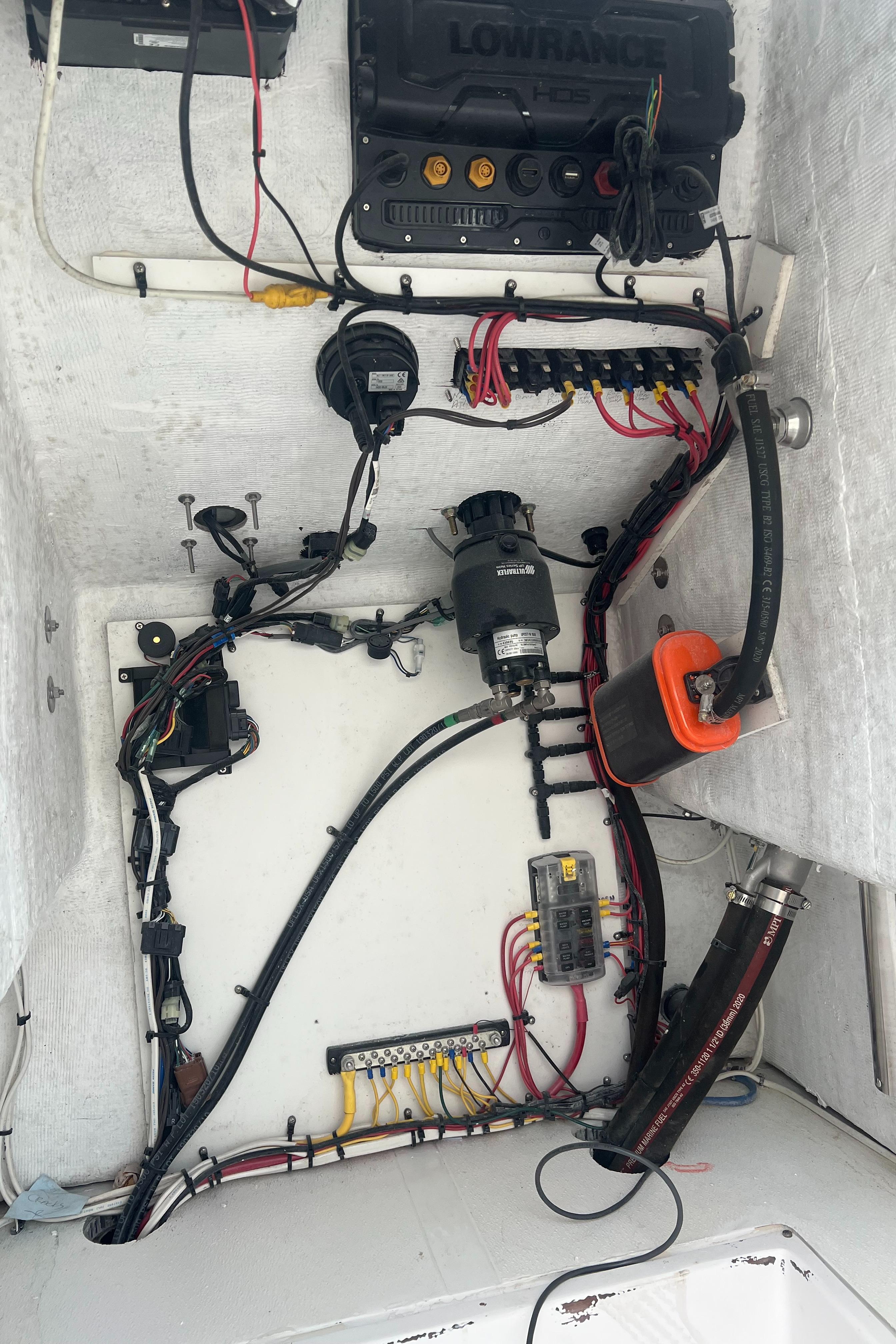 Electrical system of Mirage Bay Cat 26 boat, 2022 model.