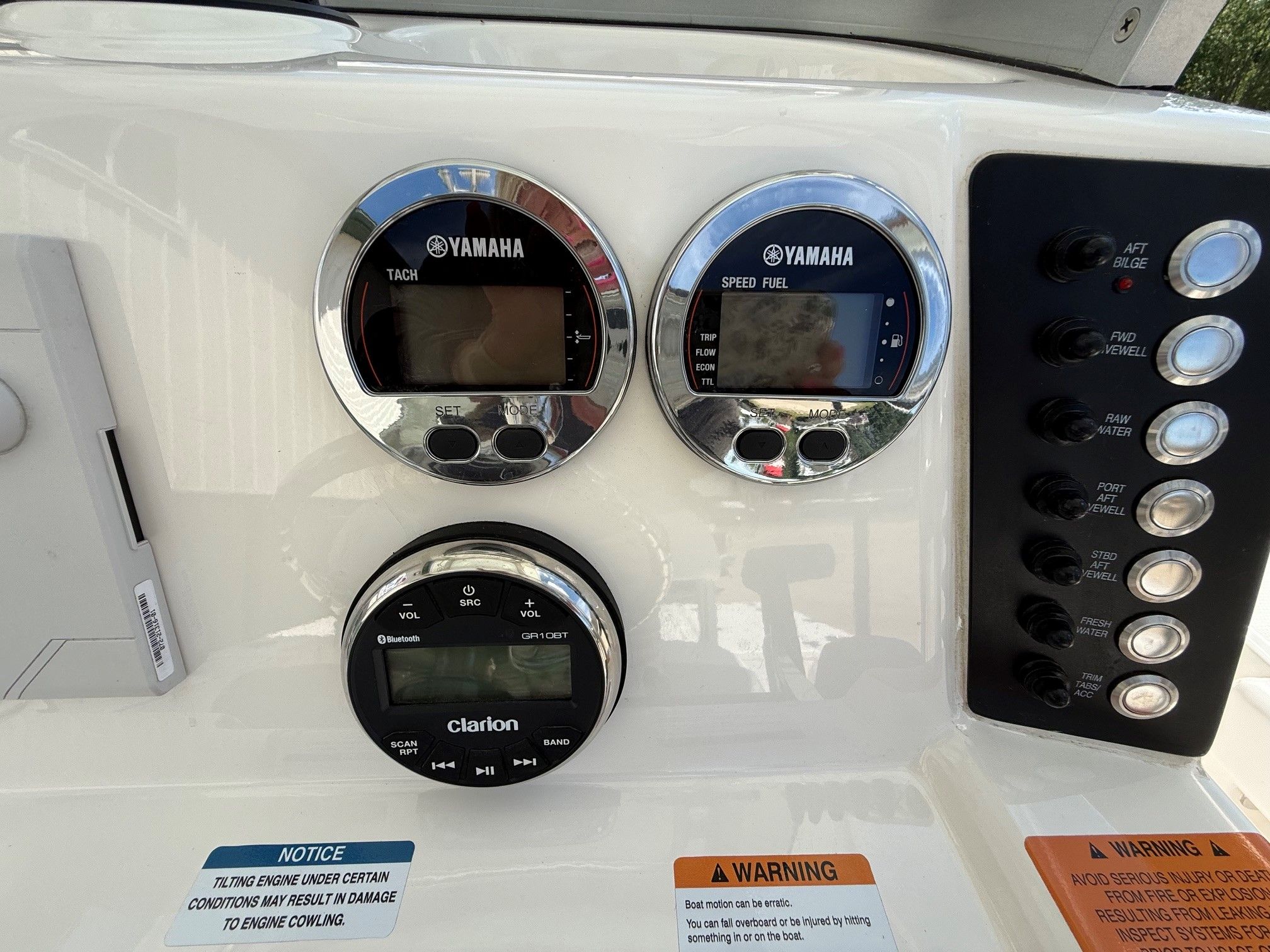 Yamaha boat controls with tachometer and Clarion audio on Robalo 226 Cayman 2021.