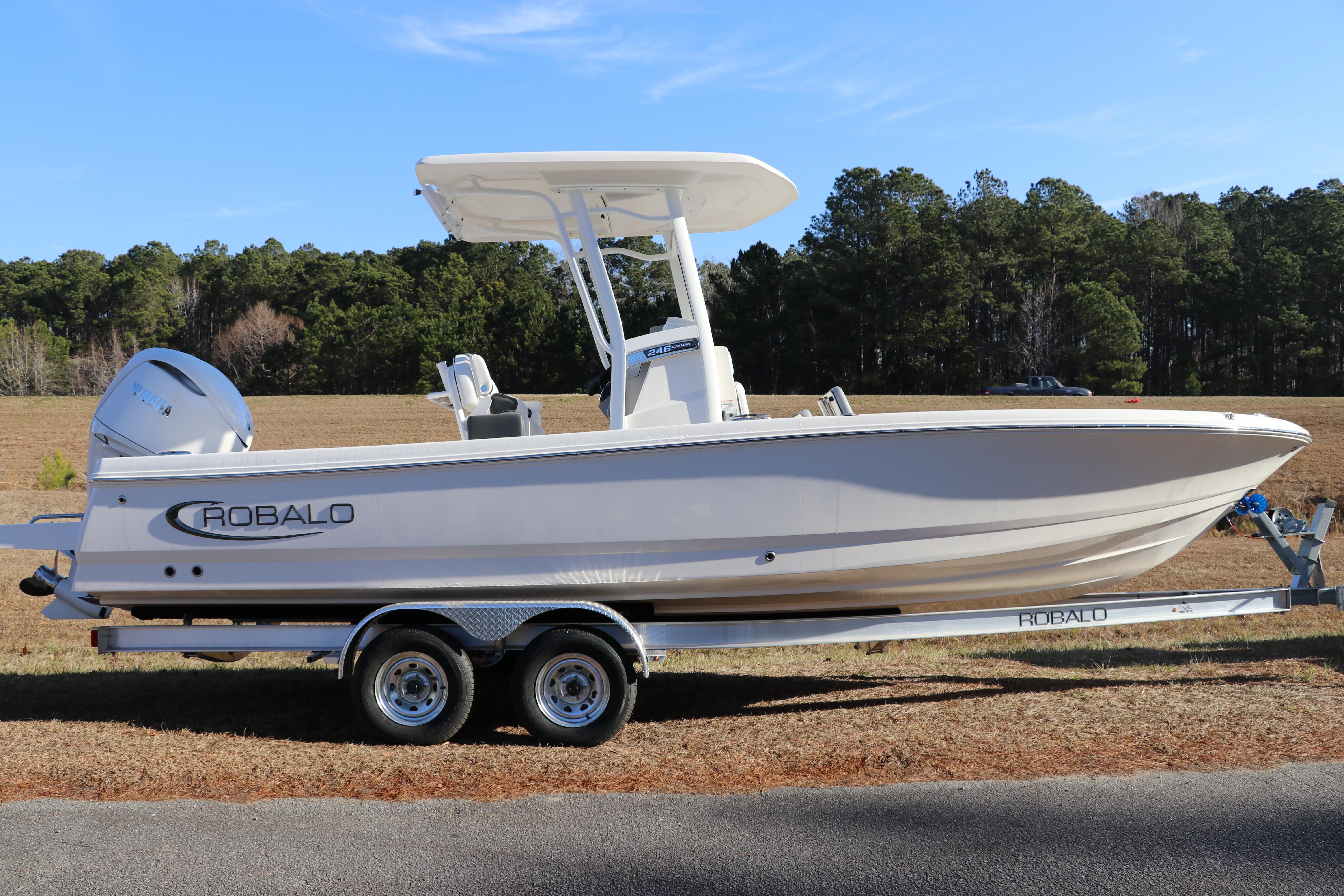 2026 Robalo 246 Cayman
