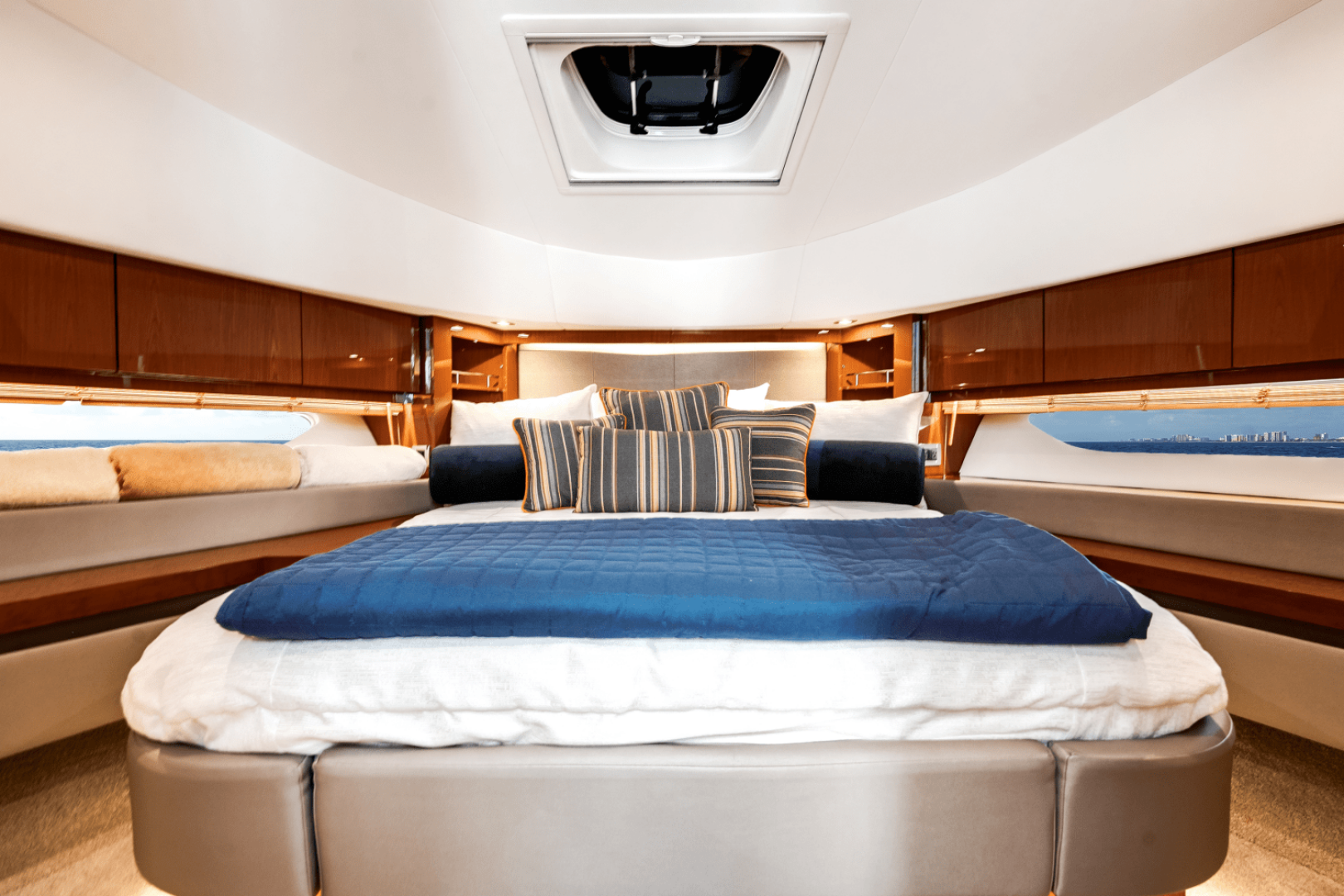 2017 Sea Ray 510 FLYBRIDGE - Image 11