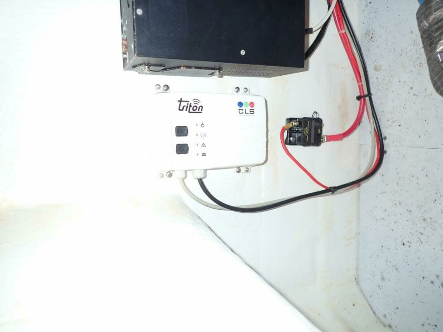 2000 Cabo 35 Express - Image 16