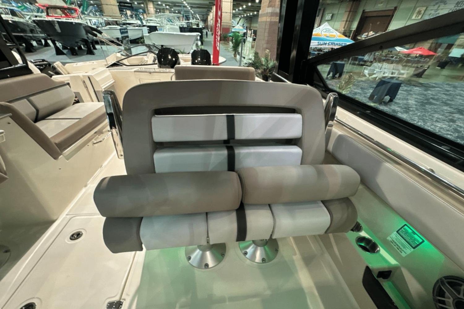 2025 Boston Whaler 330 Vantage - 20