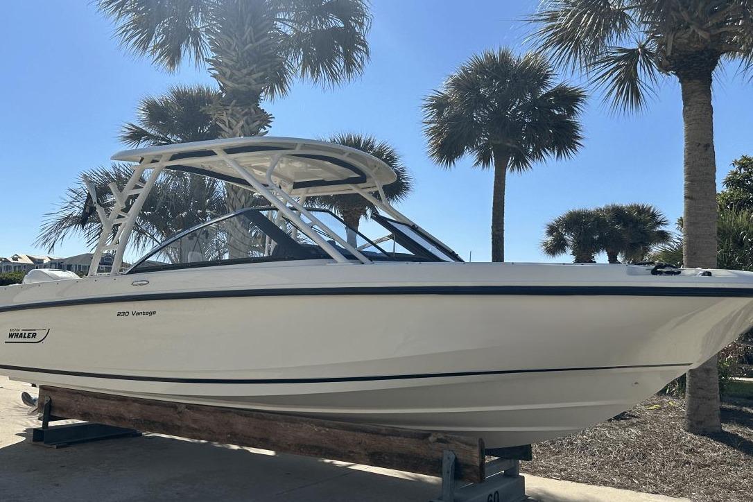 2016 Boston Whaler 230 Vantage