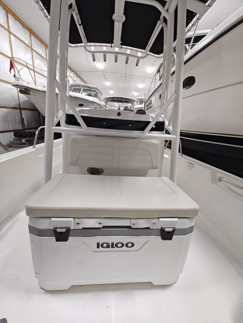 2025 Boston Whaler Montauk - Image 14