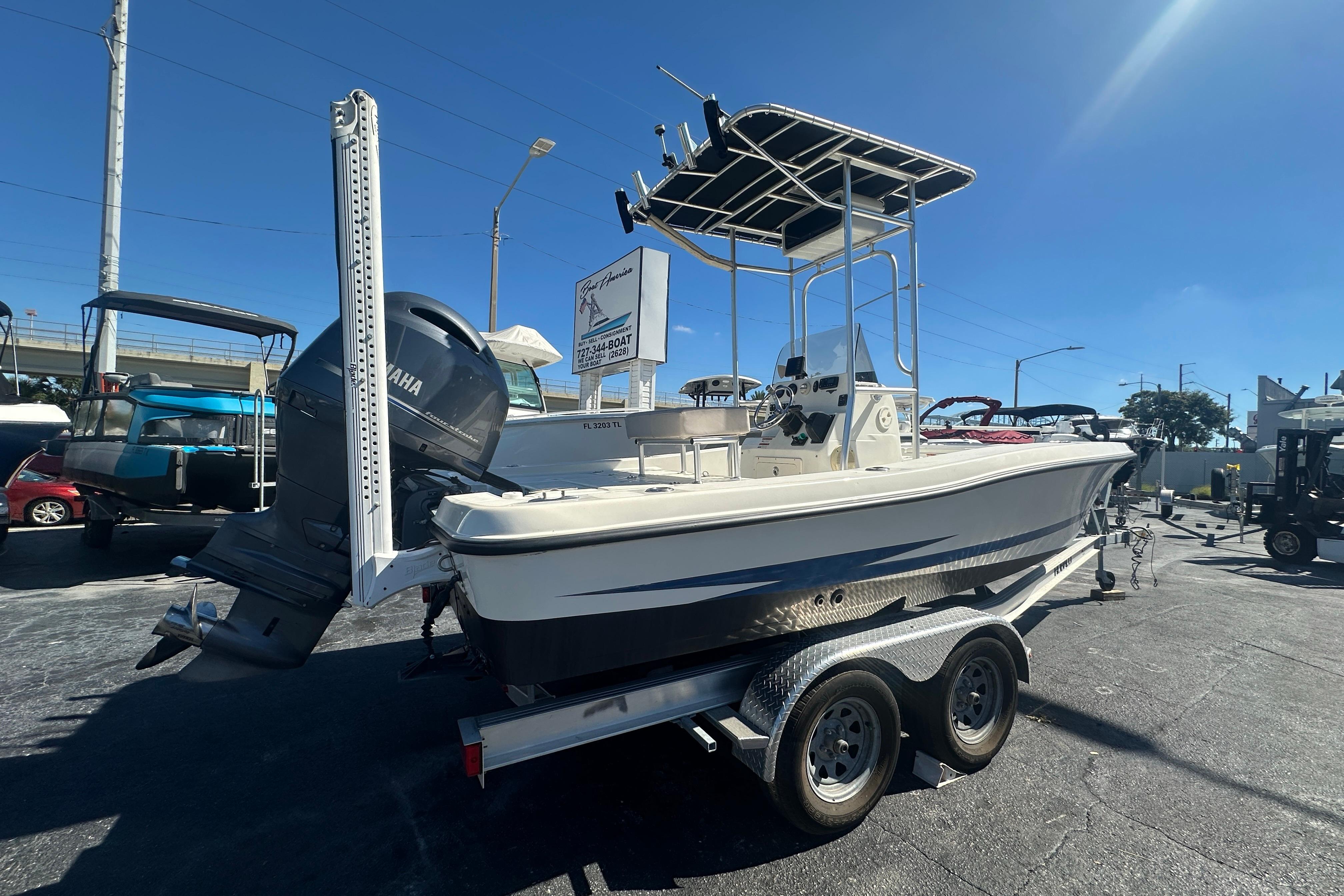 2003 Hydra-Sports 19 Bay Bolt boat on trailer, featuring Yamaha outboard motor.