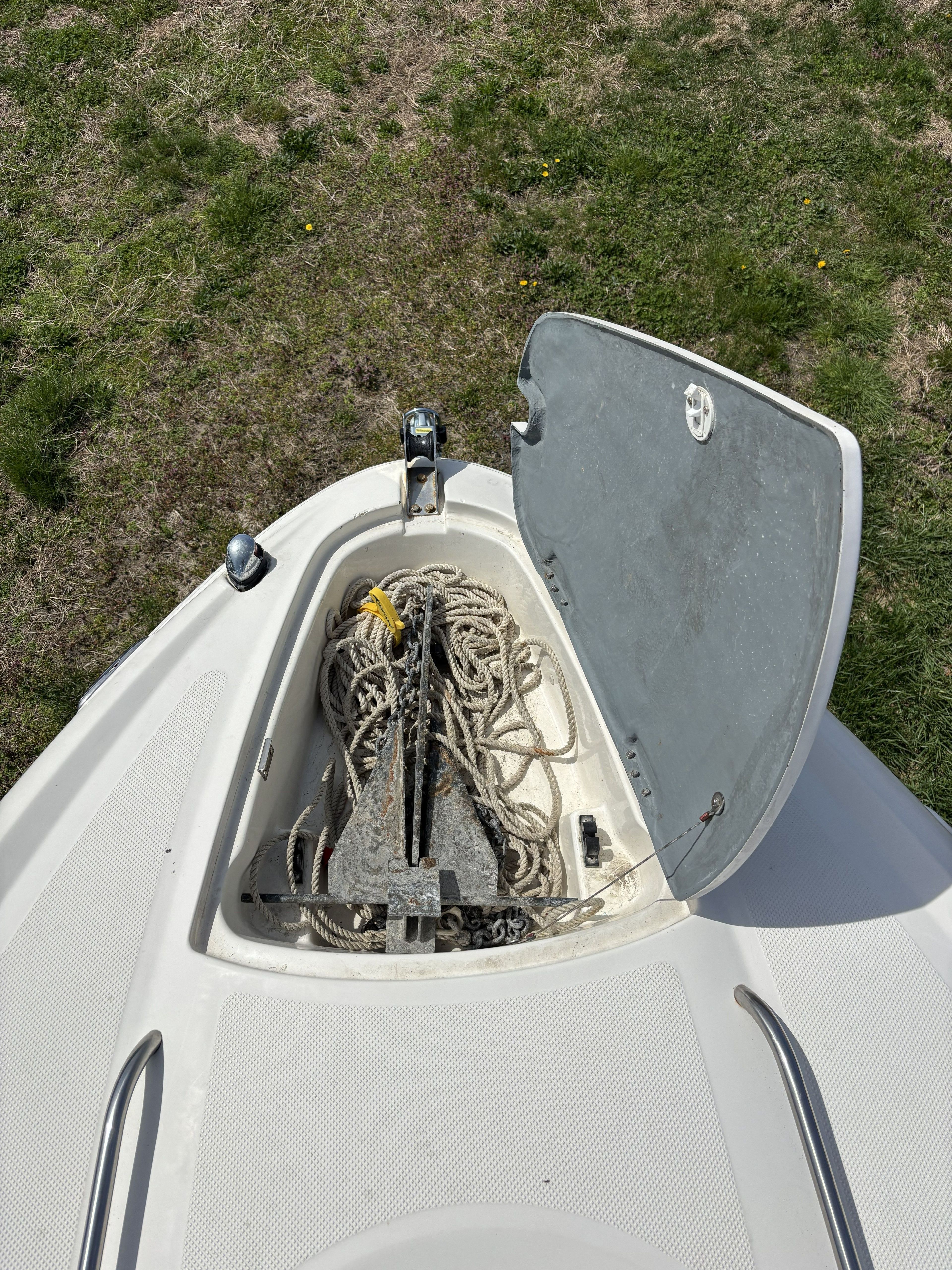 Anchor compartment of a 2005 Maxum 2400 SC3 boat.