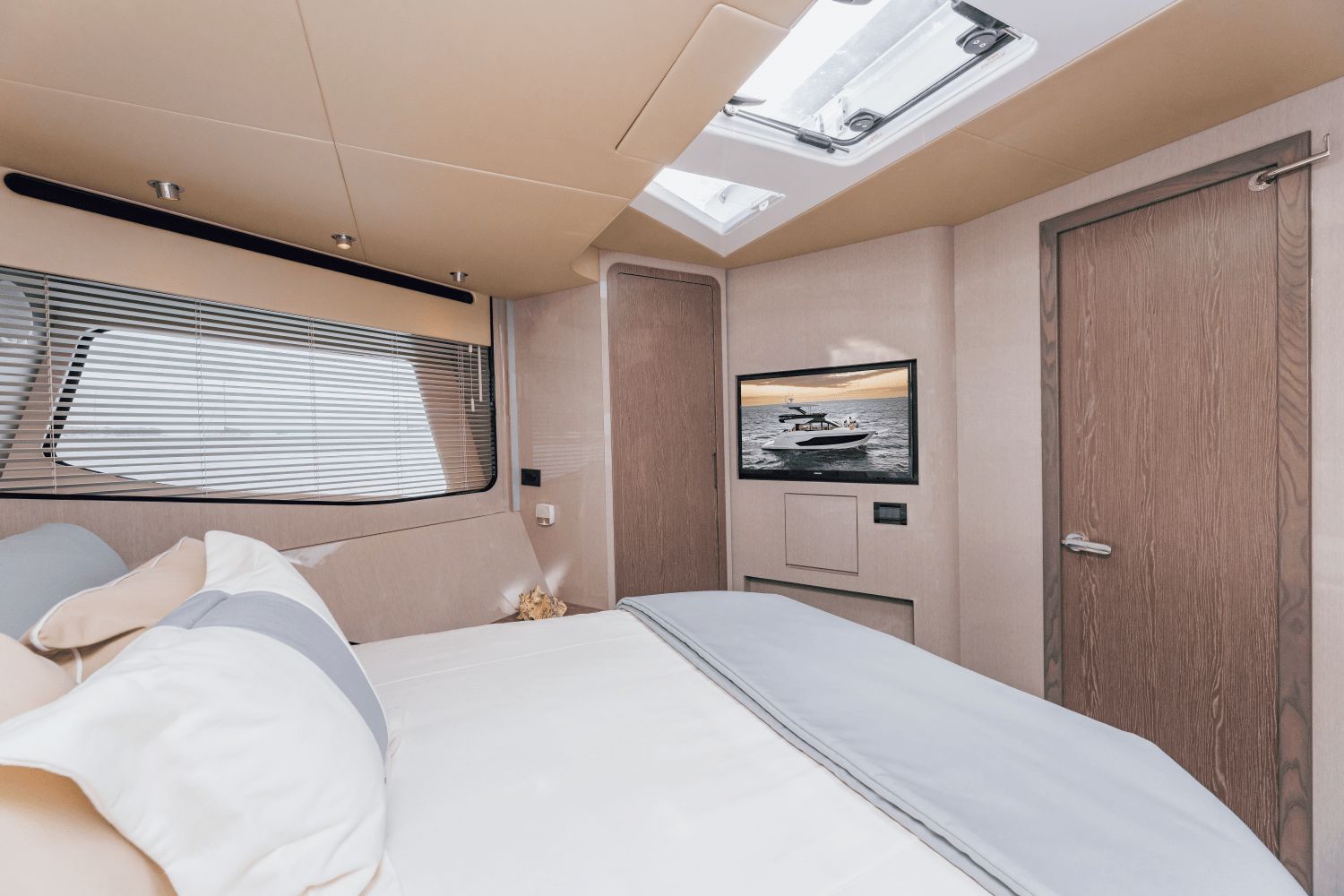 2027 Cruisers Yachts 57 Fly - 97