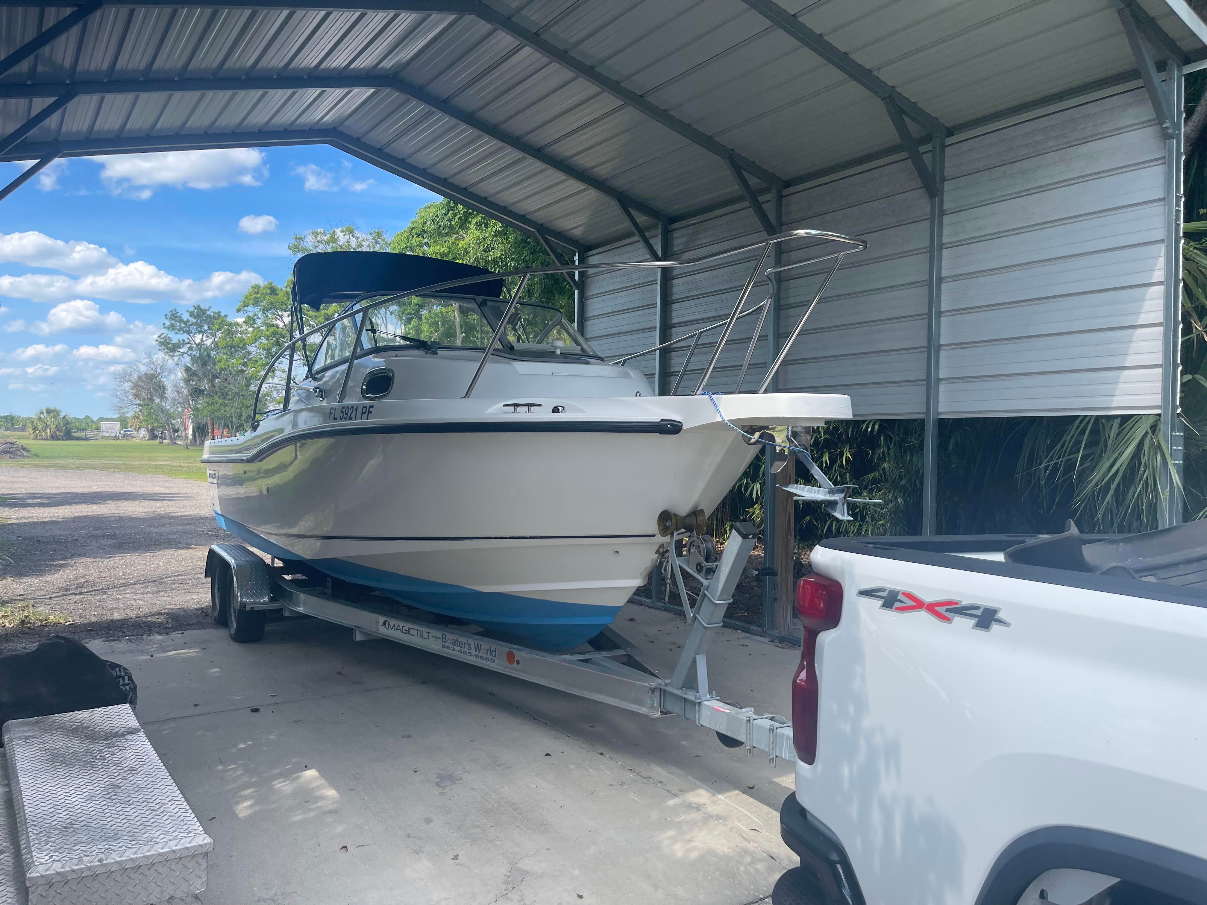 2010 Boston Whaler 235 Conquest