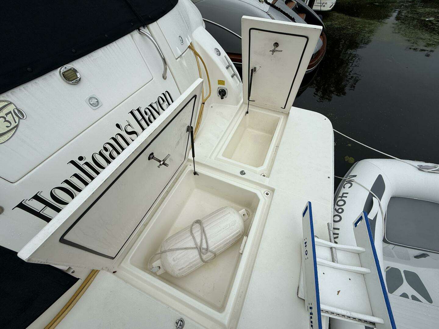 2004 Cruisers 370 Express - Image 8