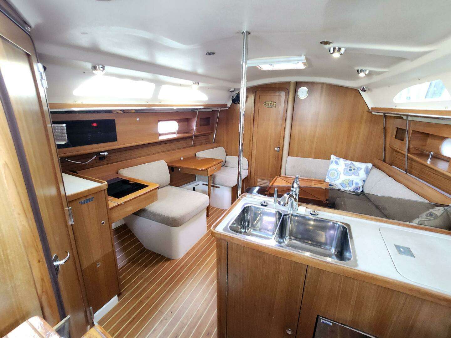 2012 Catalina 355 - Image 22
